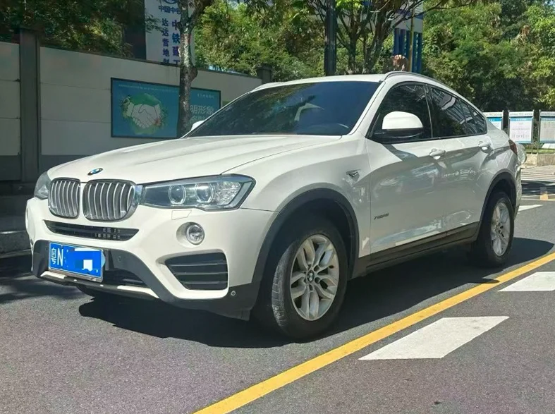 宝马X4 正面外观三