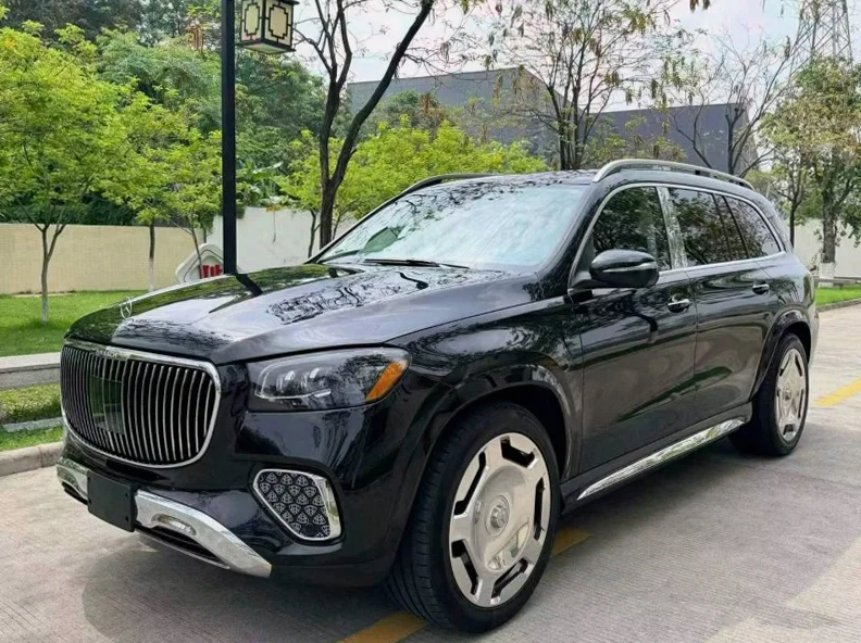 奔驰GLS 正面外观三