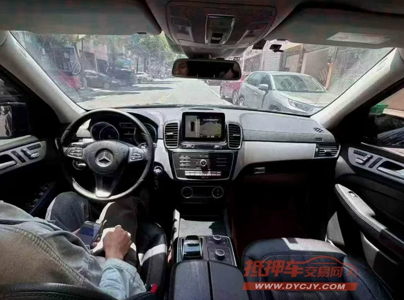 奔驰GLS 内饰后排