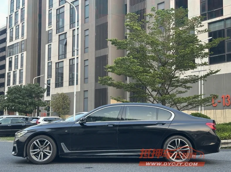 宝马7系 后面外观三
