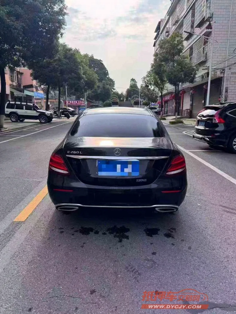奔驰E 内饰后排