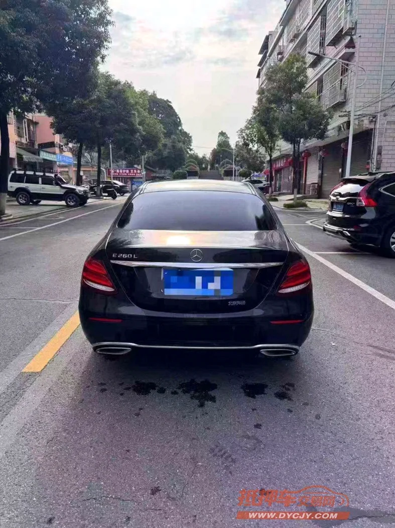 奔驰E 驾驶室
