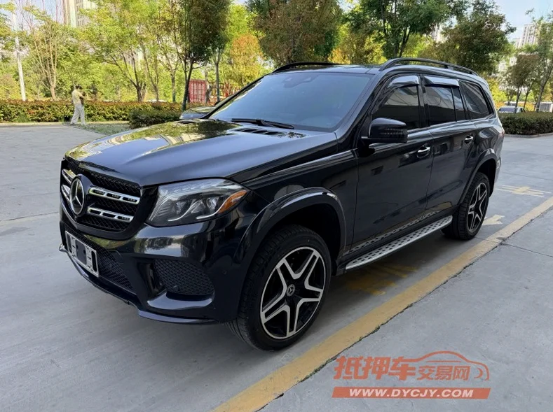 奔驰GLS 后面外观三