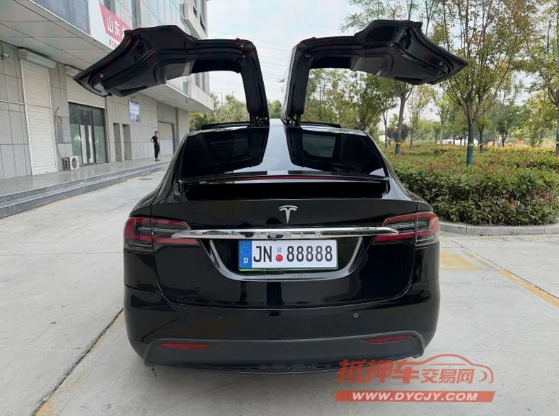 特斯拉MODEL 后面外观一