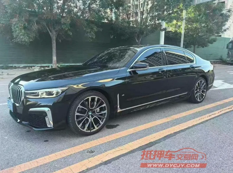 宝马7系 后面外观一
