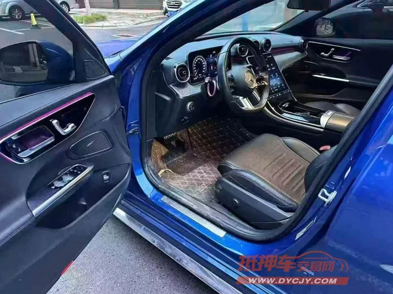 奔驰C 后面外观一