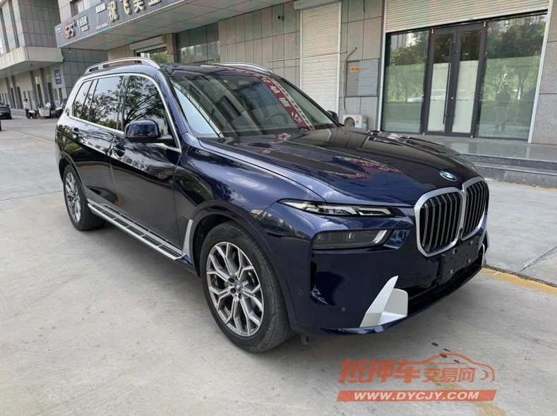 宝马X7 正面外观三