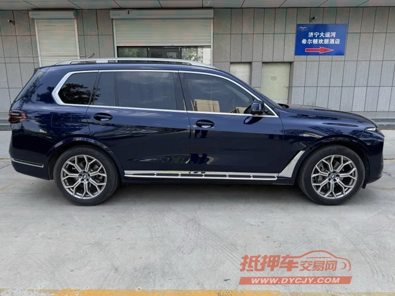 宝马X7 后面外观二