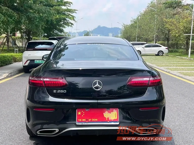 奔驰E 后面外观二