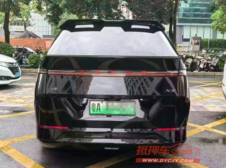 小鹏汽车X9 内饰后排