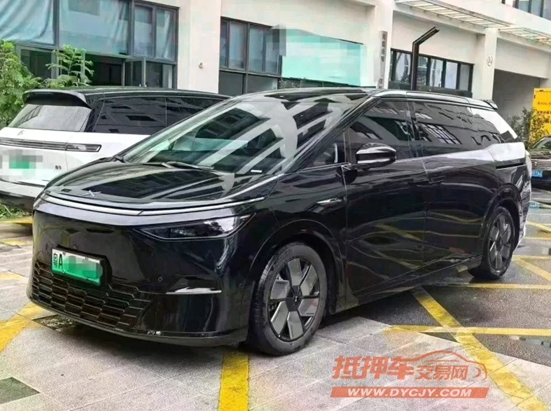 小鹏汽车X9 正面外观三