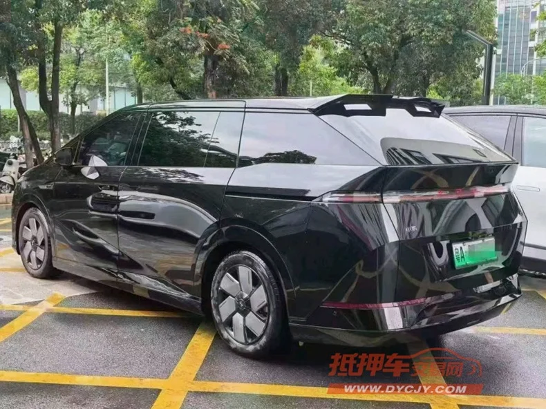 小鹏汽车X9 驾驶室