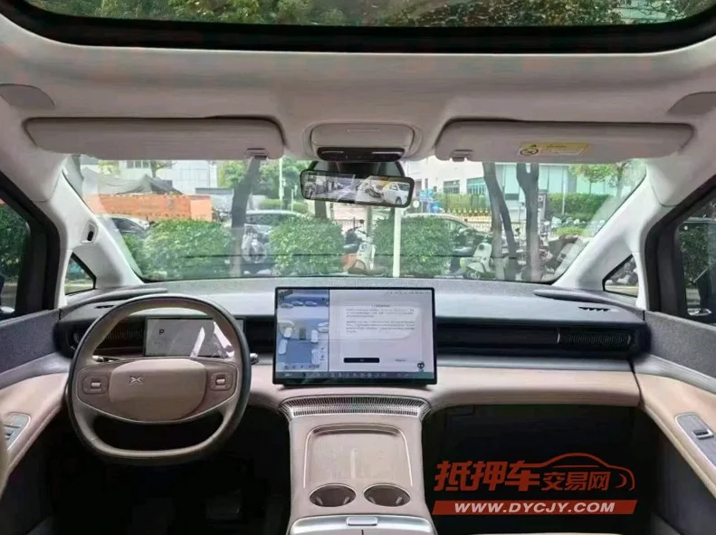 小鹏汽车X9 后面外观一