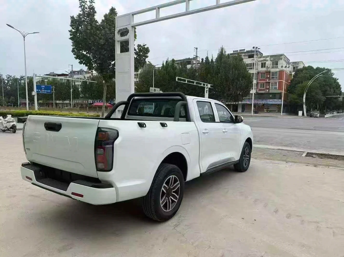 长城汽车炮 后面外观一