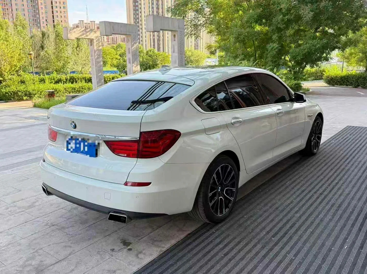 宝马5系 后面外观一
