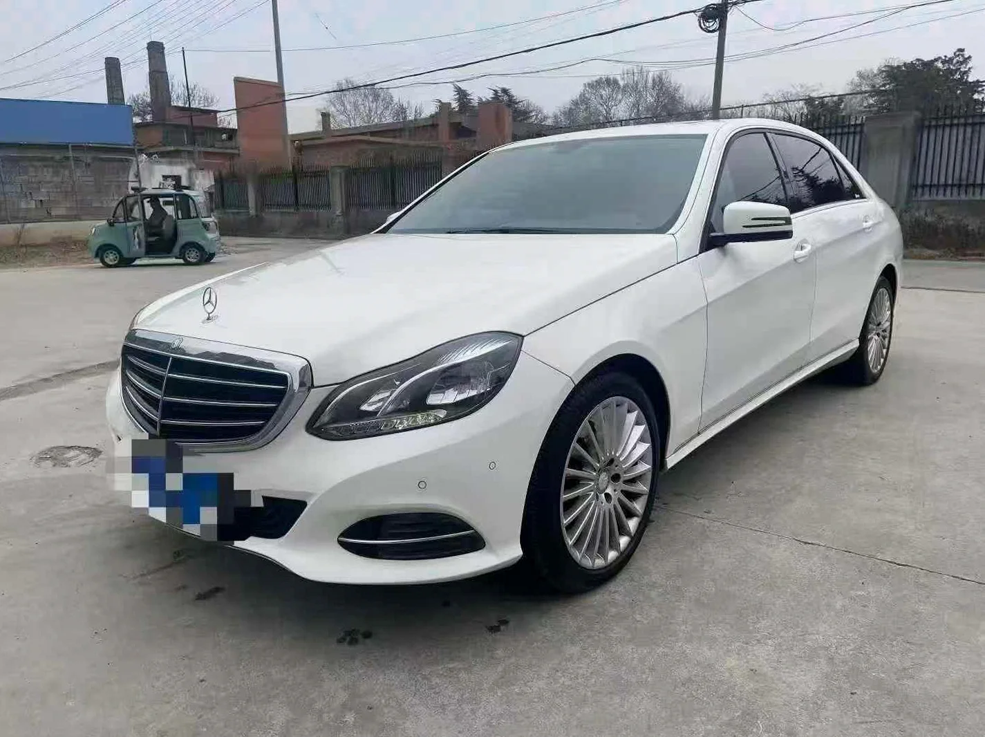 奔驰E 正面外观二