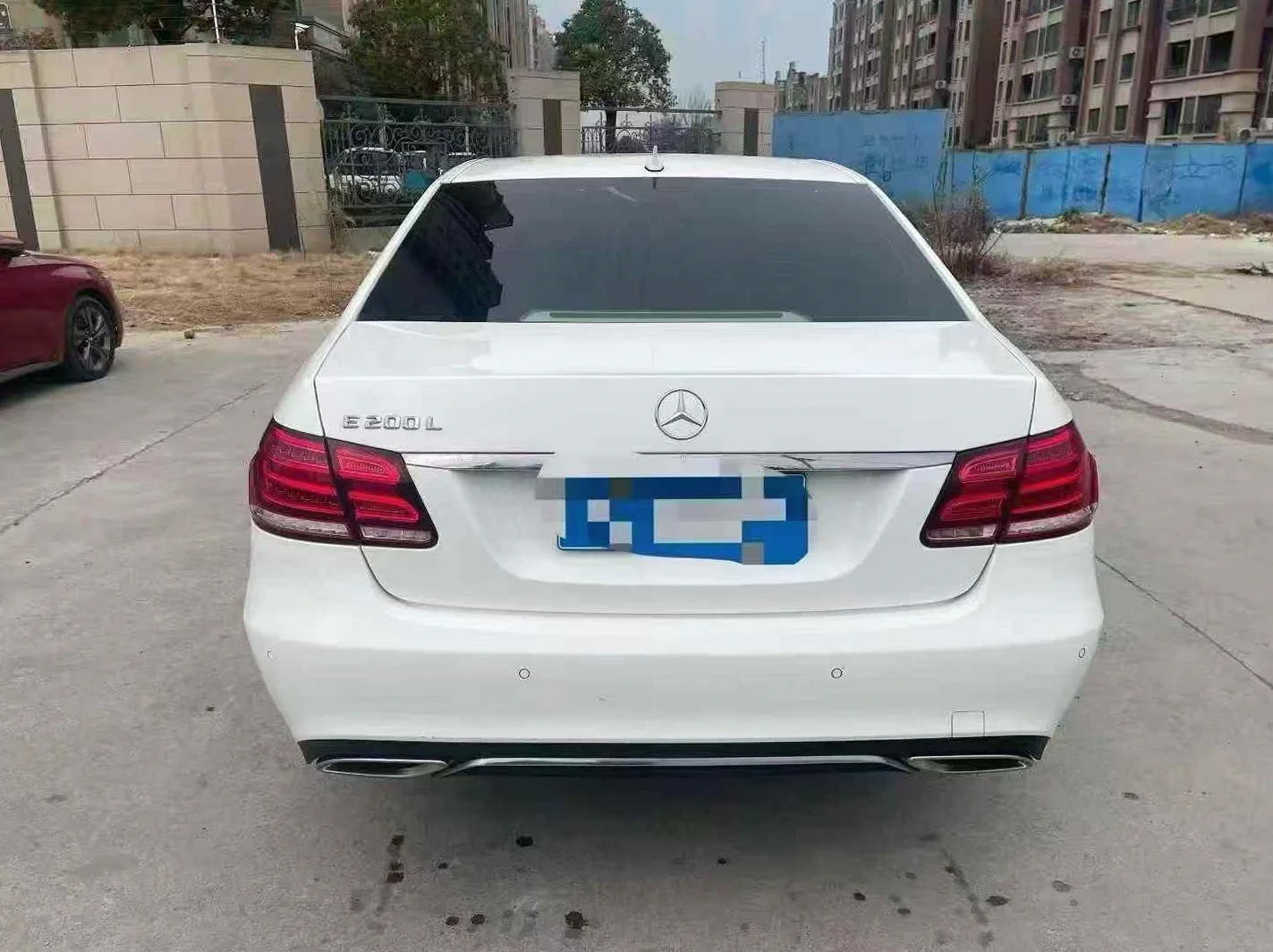 奔驰E 后面外观二