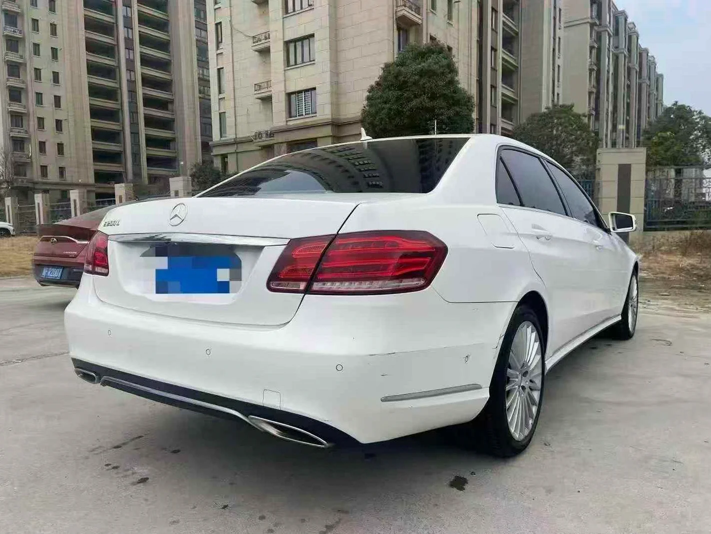 奔驰E 正面外观三