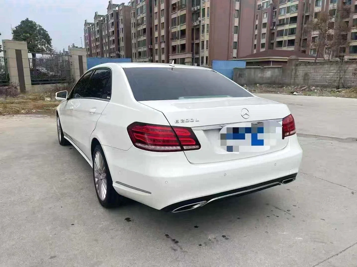 奔驰E 后面外观一