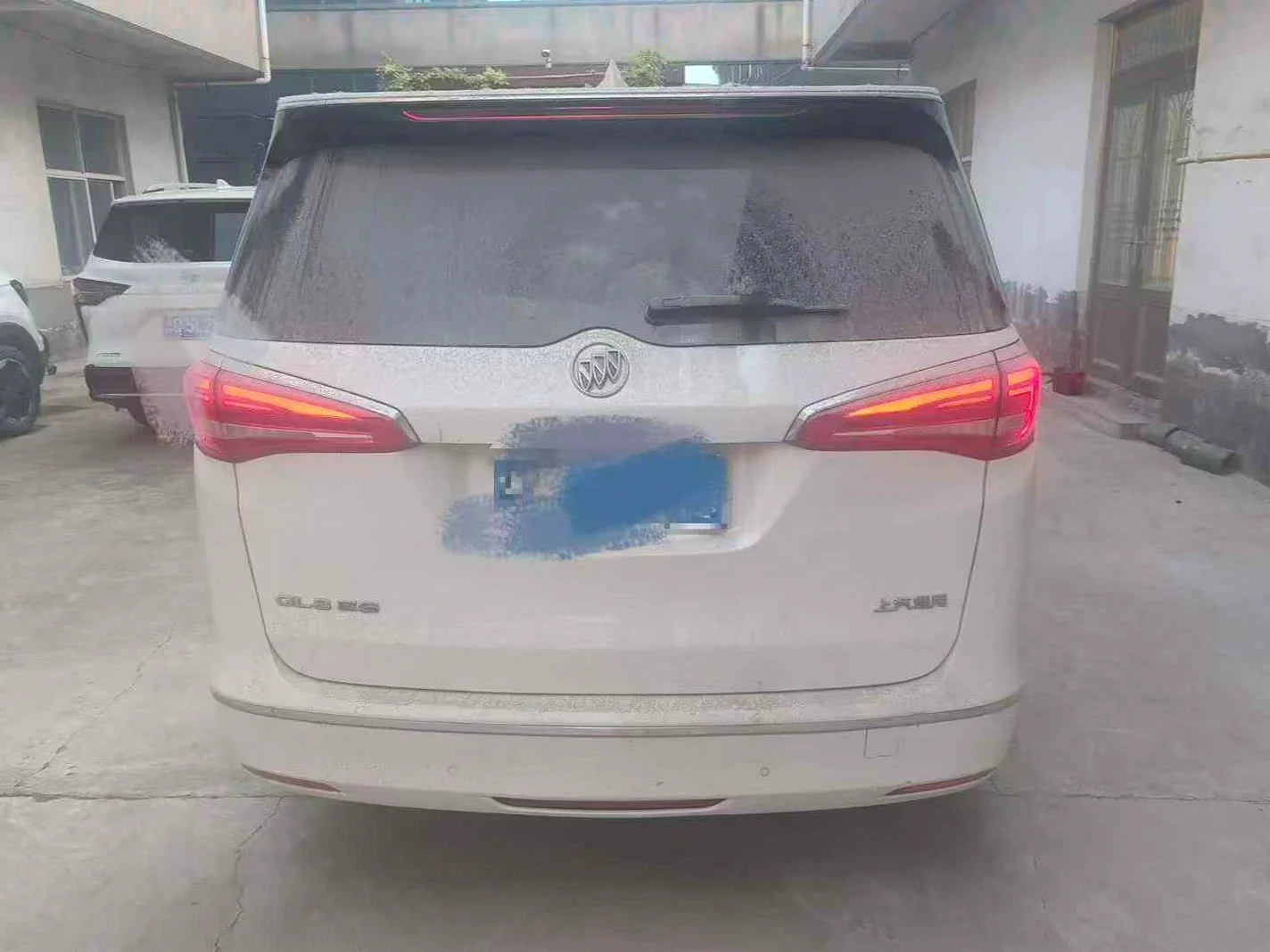别克GL8 后面外观一