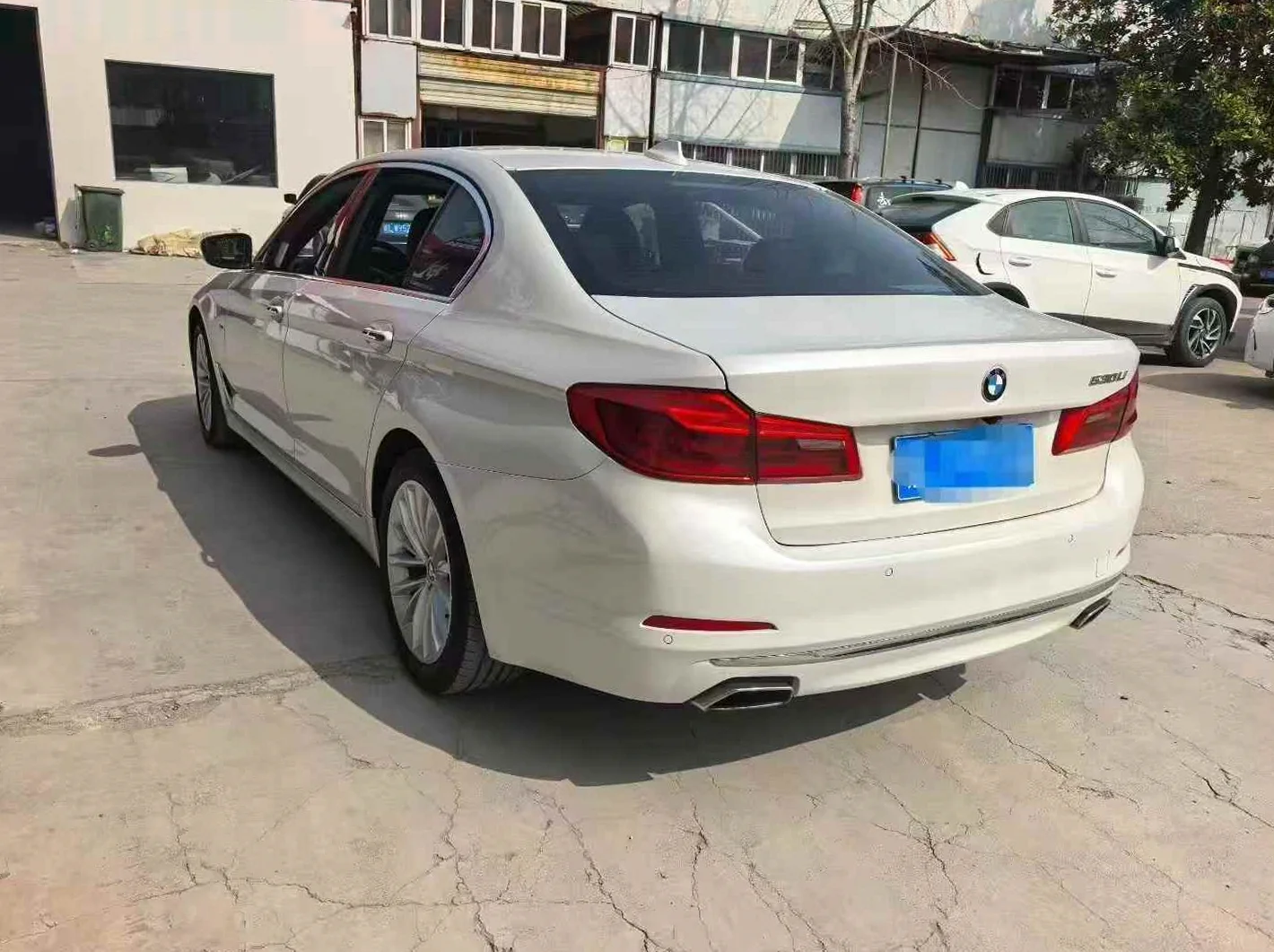 宝马5系 后面外观一