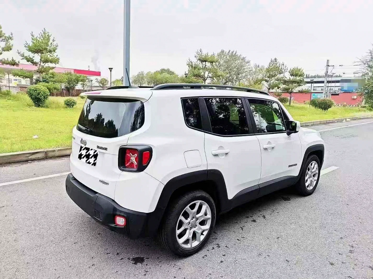 Jeep自由侠 后面外观三