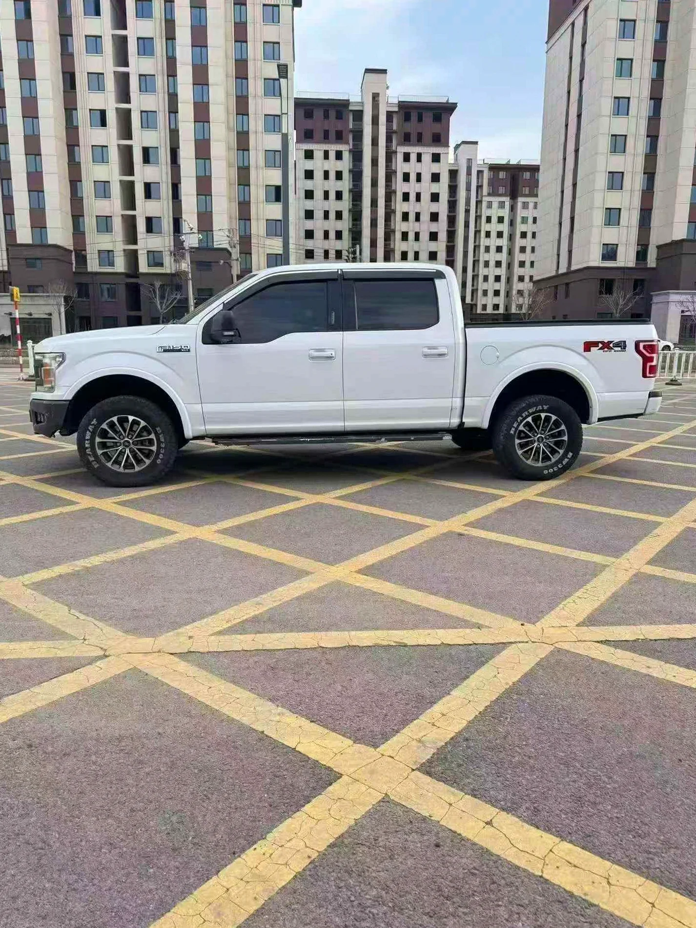 福特F-150 正面外观三