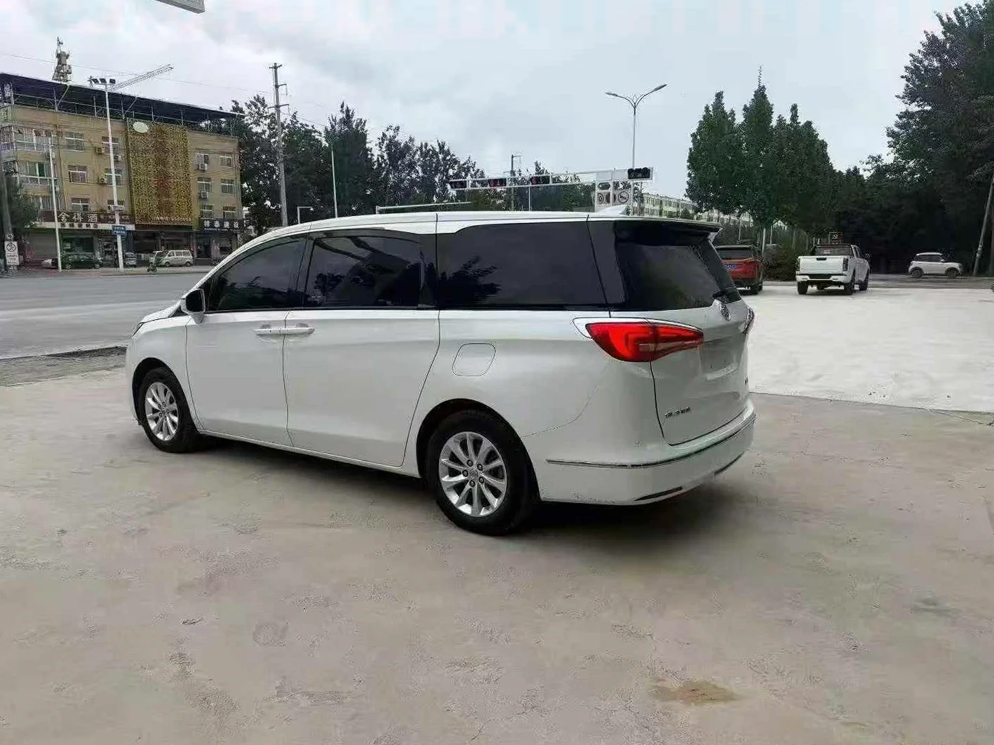 别克GL8 后面外观三