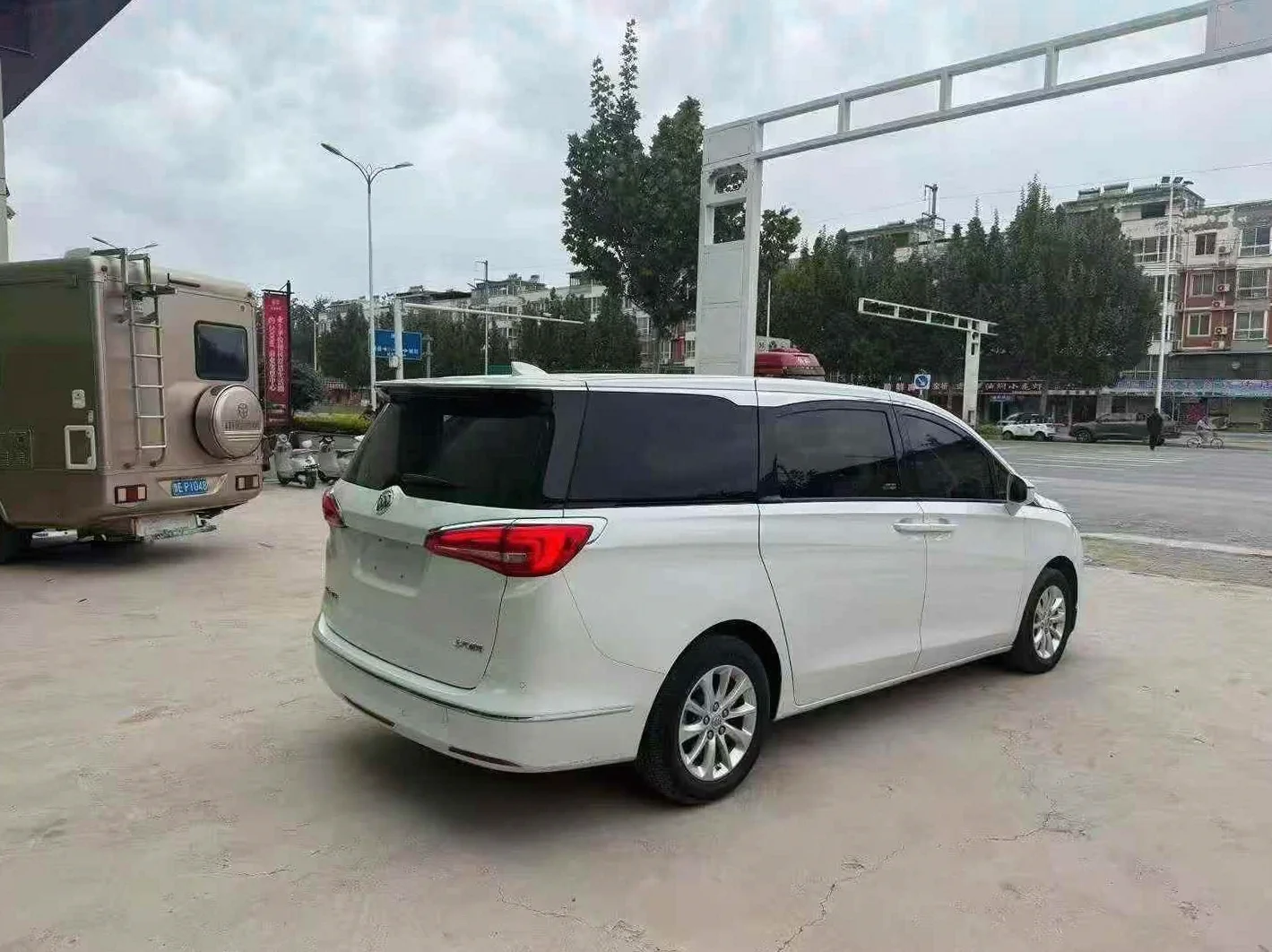 别克GL8 后面外观一