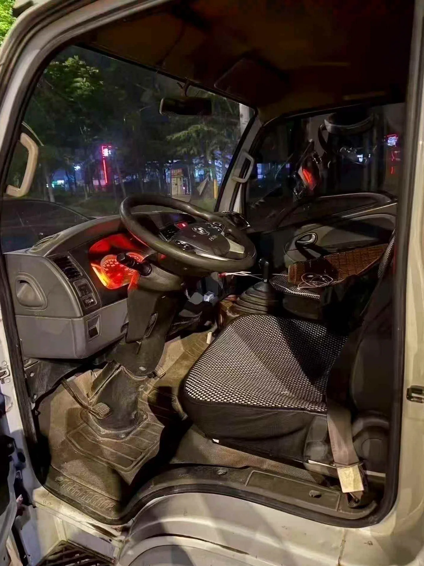 东风多利卡 后面外观二