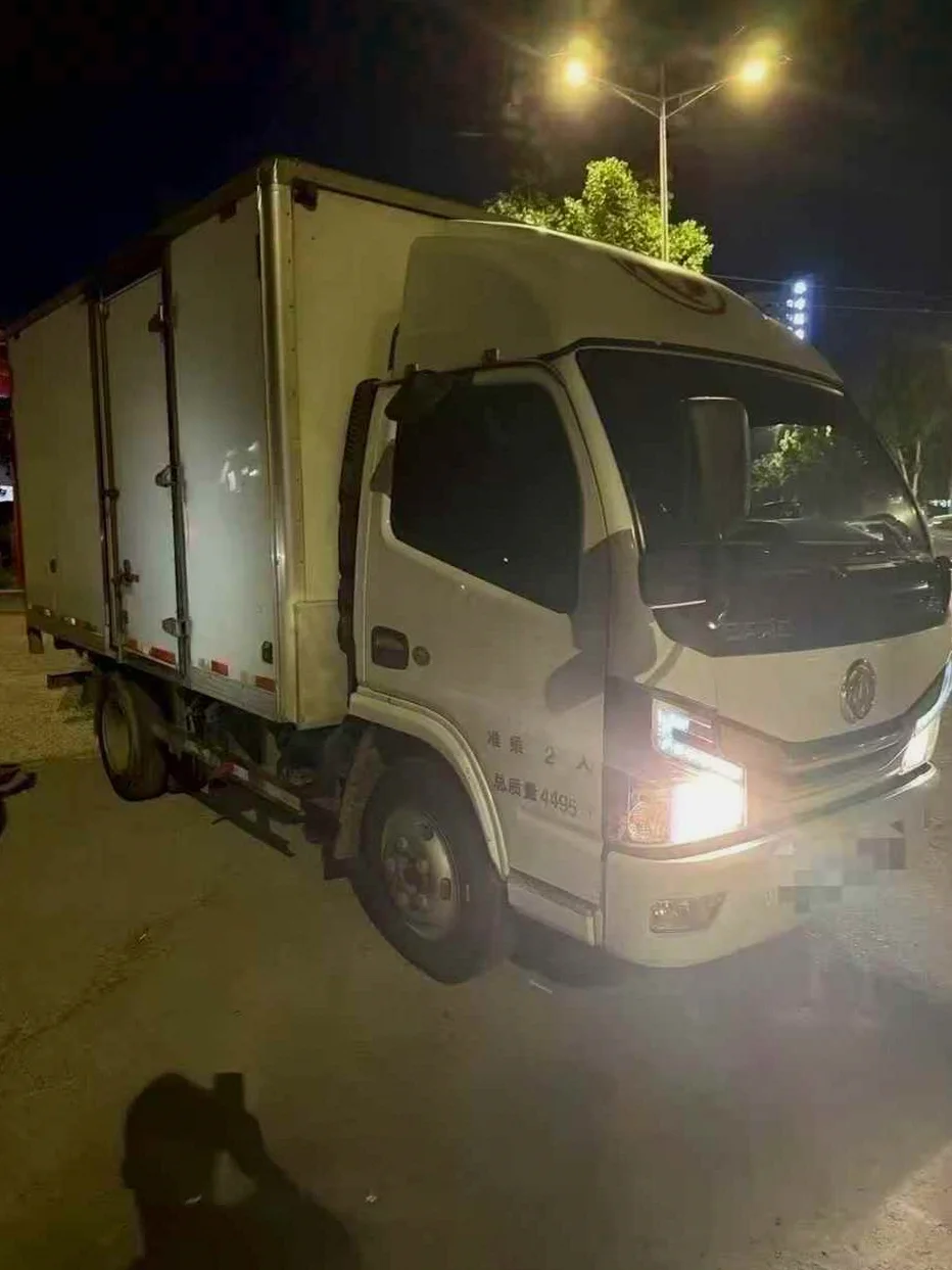 20年东风多利卡3.8米厢式货车
