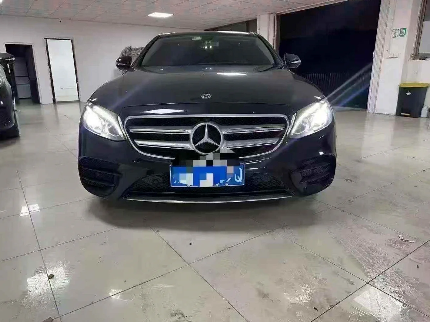 奔驰E 正面外观二