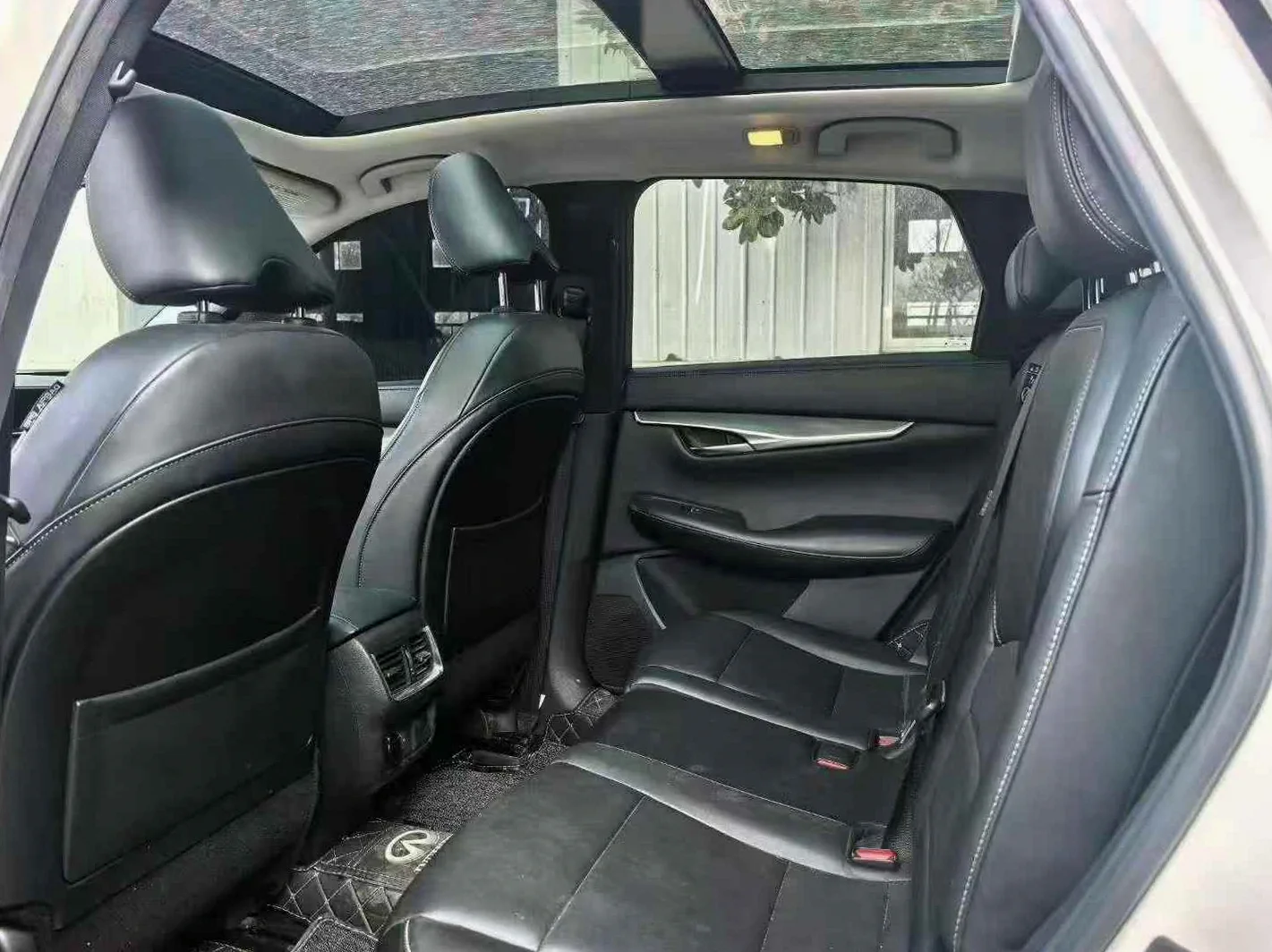 英菲尼迪QX50 后面外观二