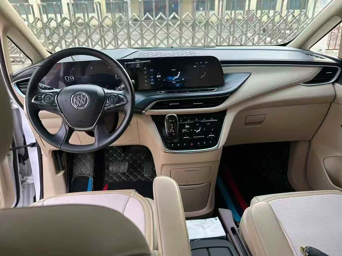 别克GL8 后面外观三