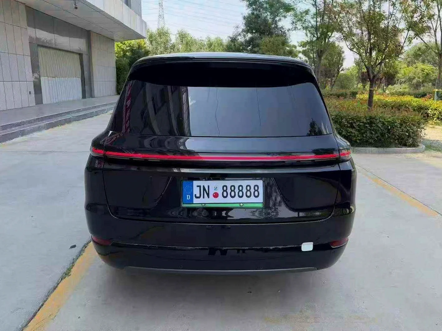 理想L9 后面外观一