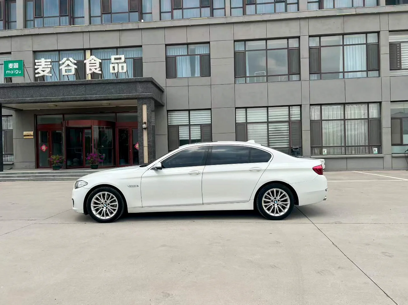 宝马5系 后面外观一