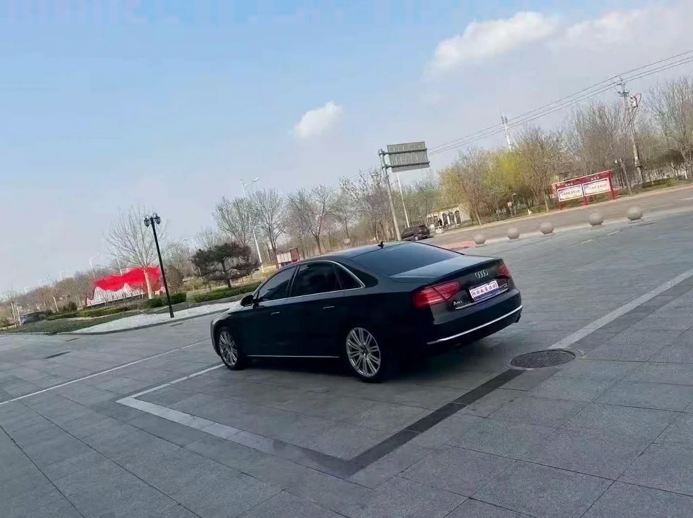 奥迪A8L 后面外观一