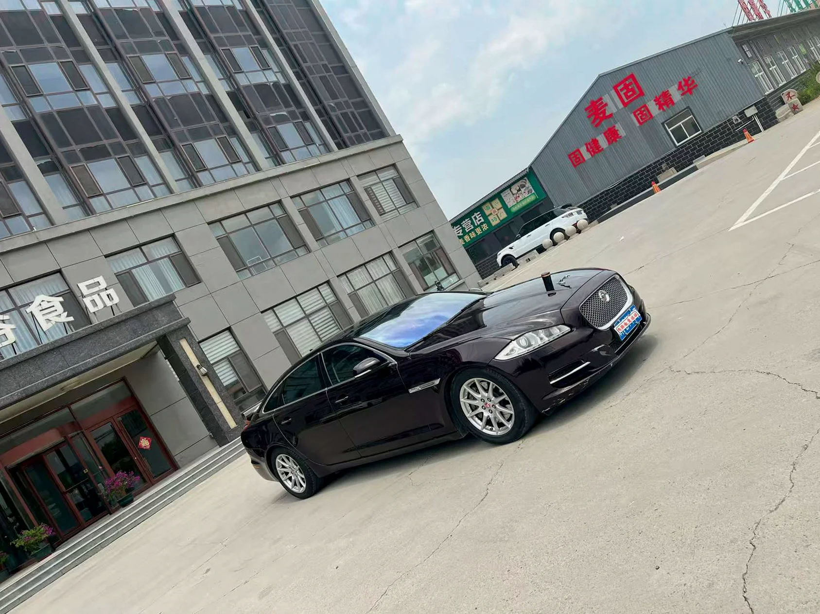 捷豹XJL 正面外观三