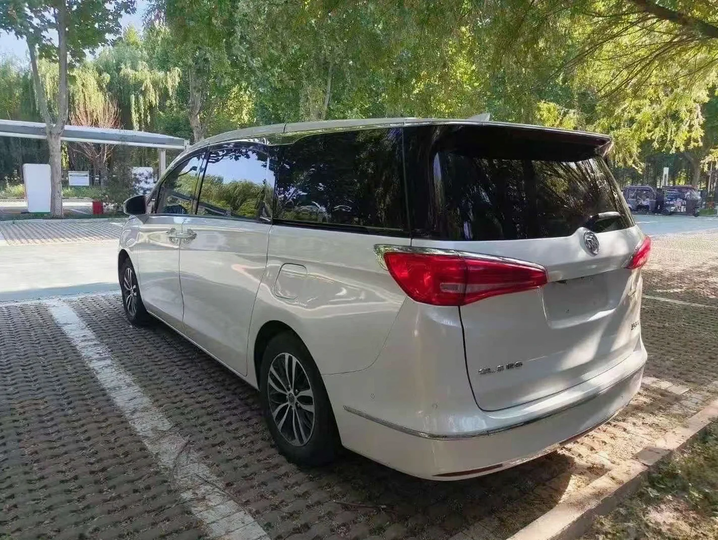 别克GL8 后面外观一