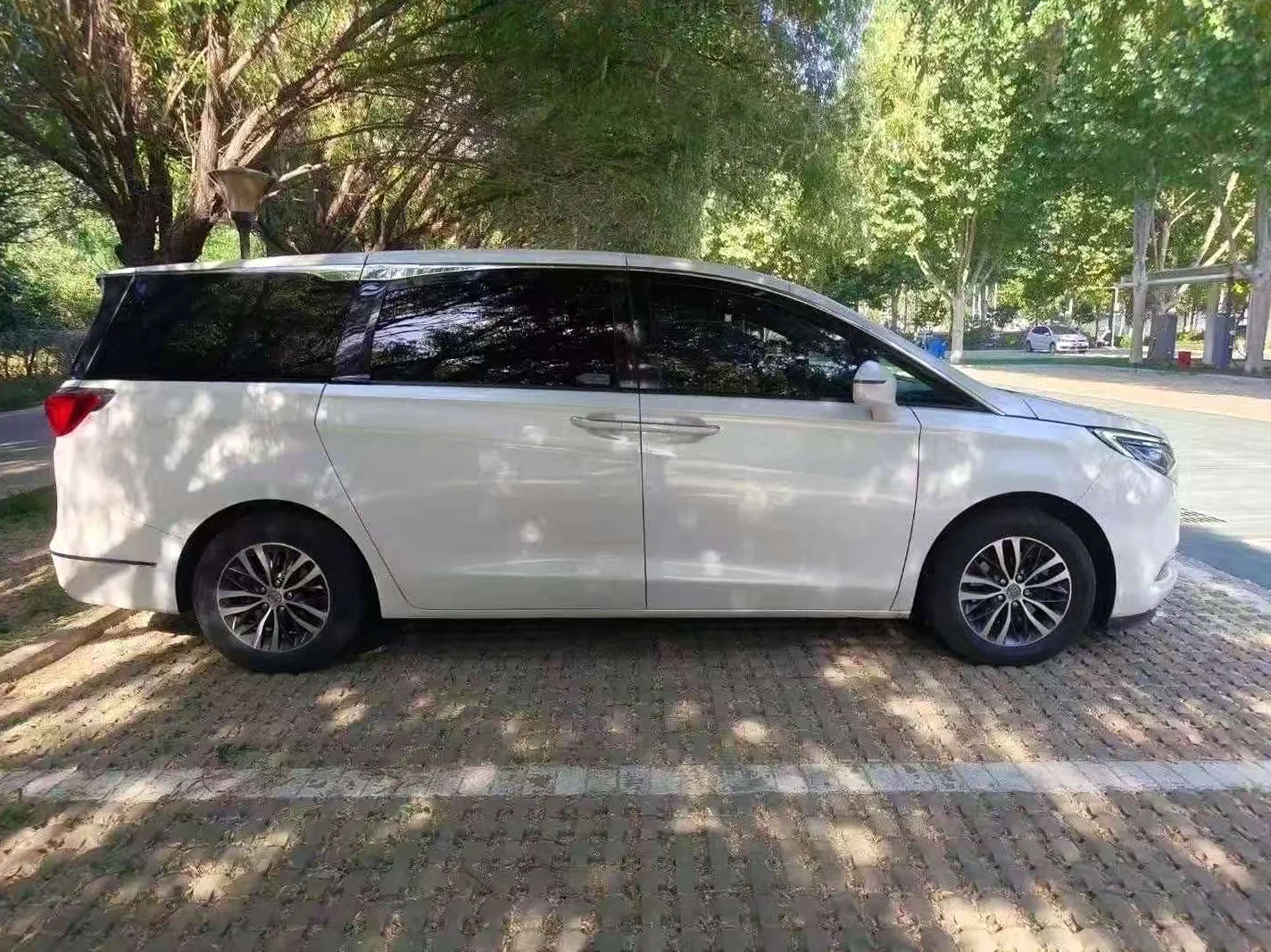 别克GL8 后面外观三