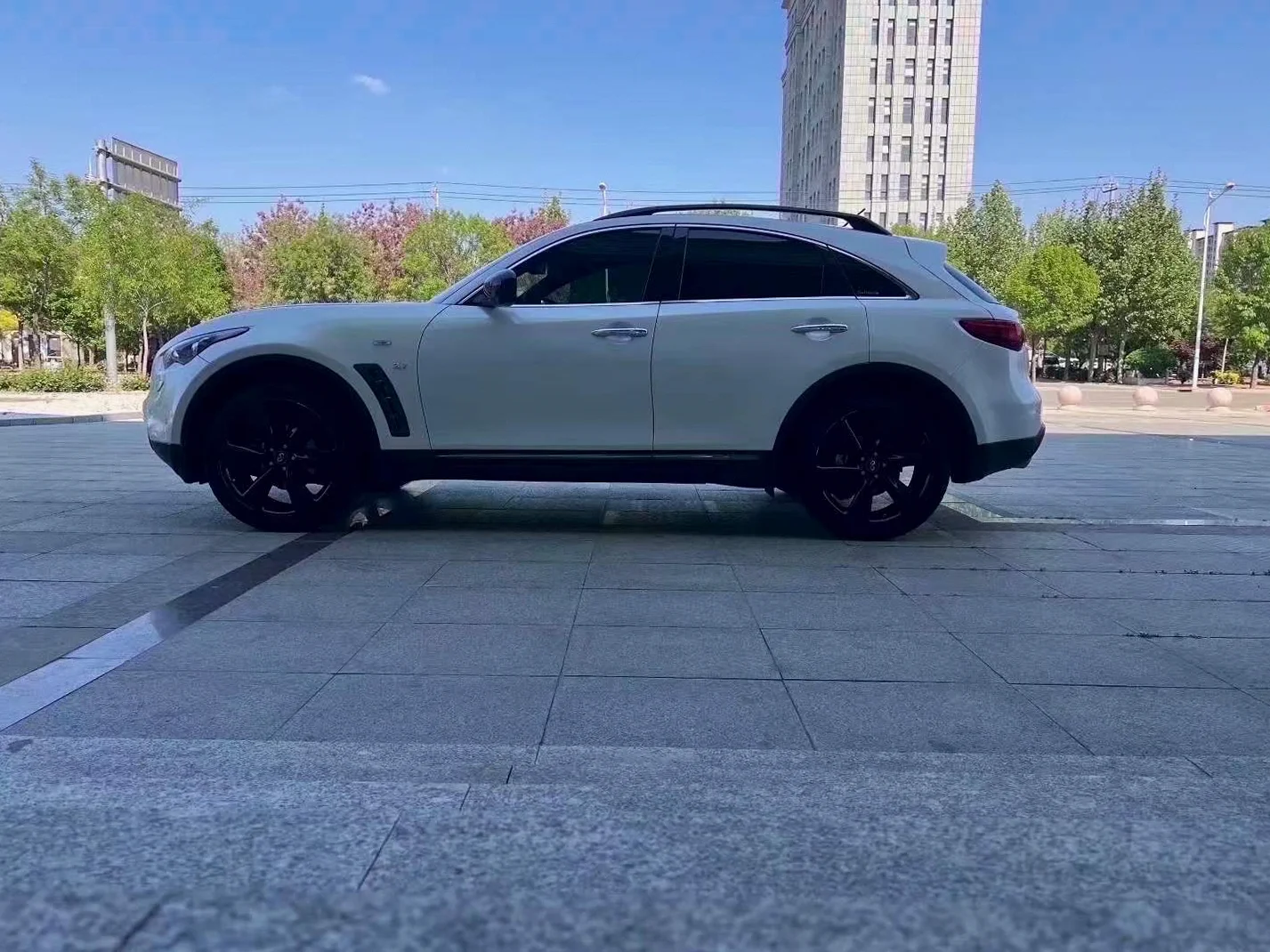 英菲尼迪QX70 后面外观三