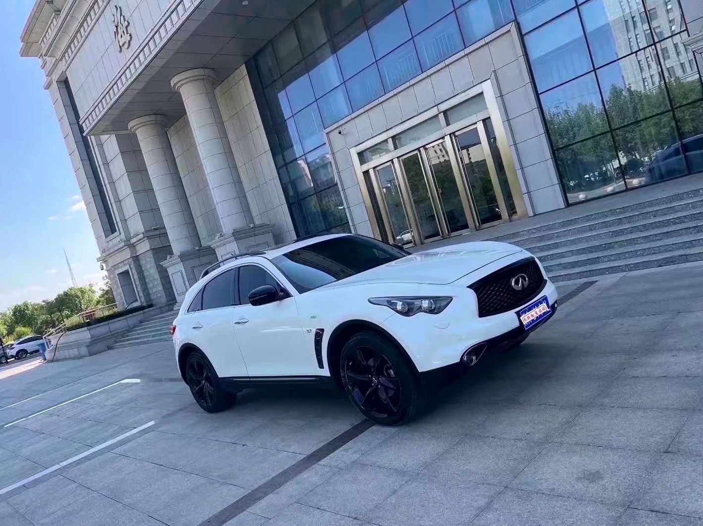 英菲尼迪QX70 正面外观二