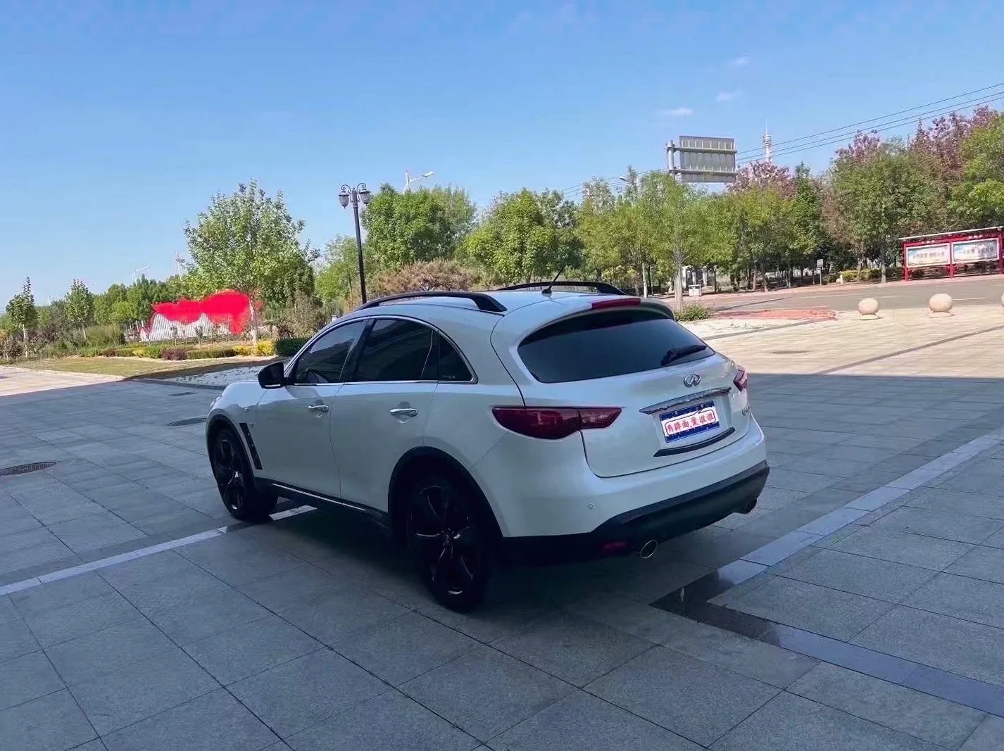 英菲尼迪QX70 后面外观二
