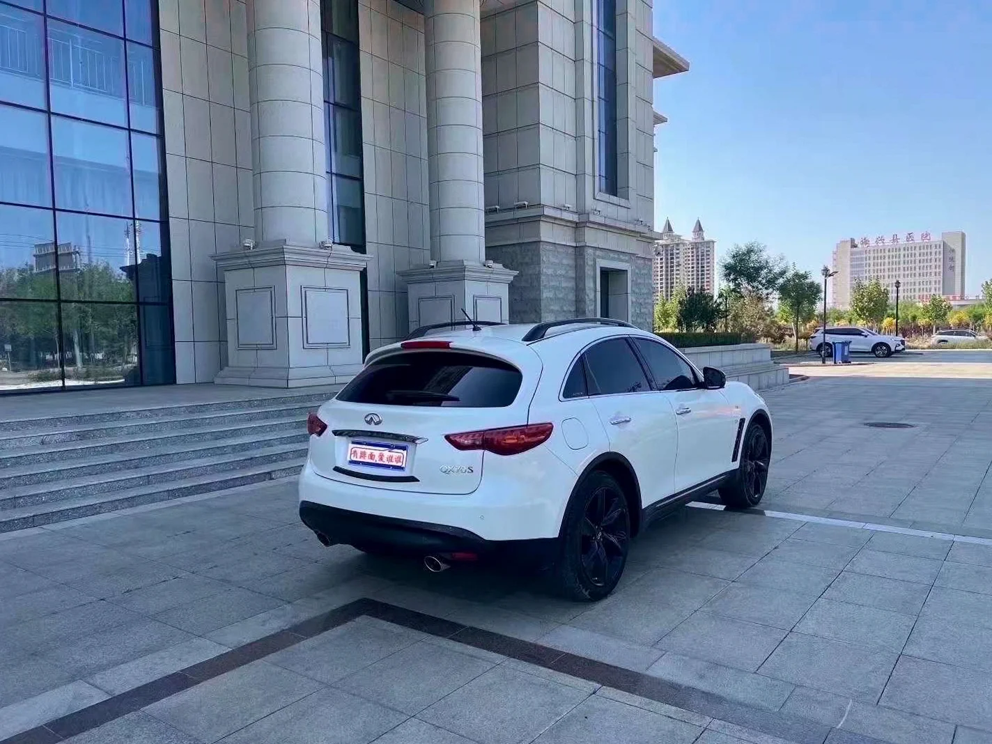 英菲尼迪QX70 后面外观一