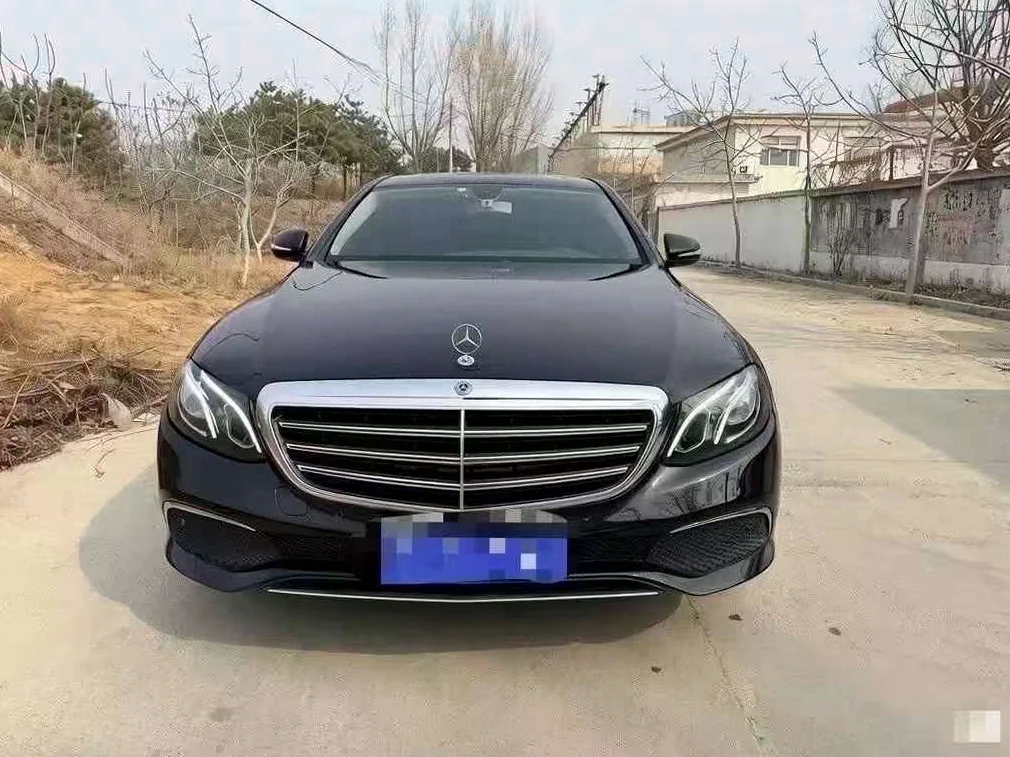 奔驰E 正面外观二