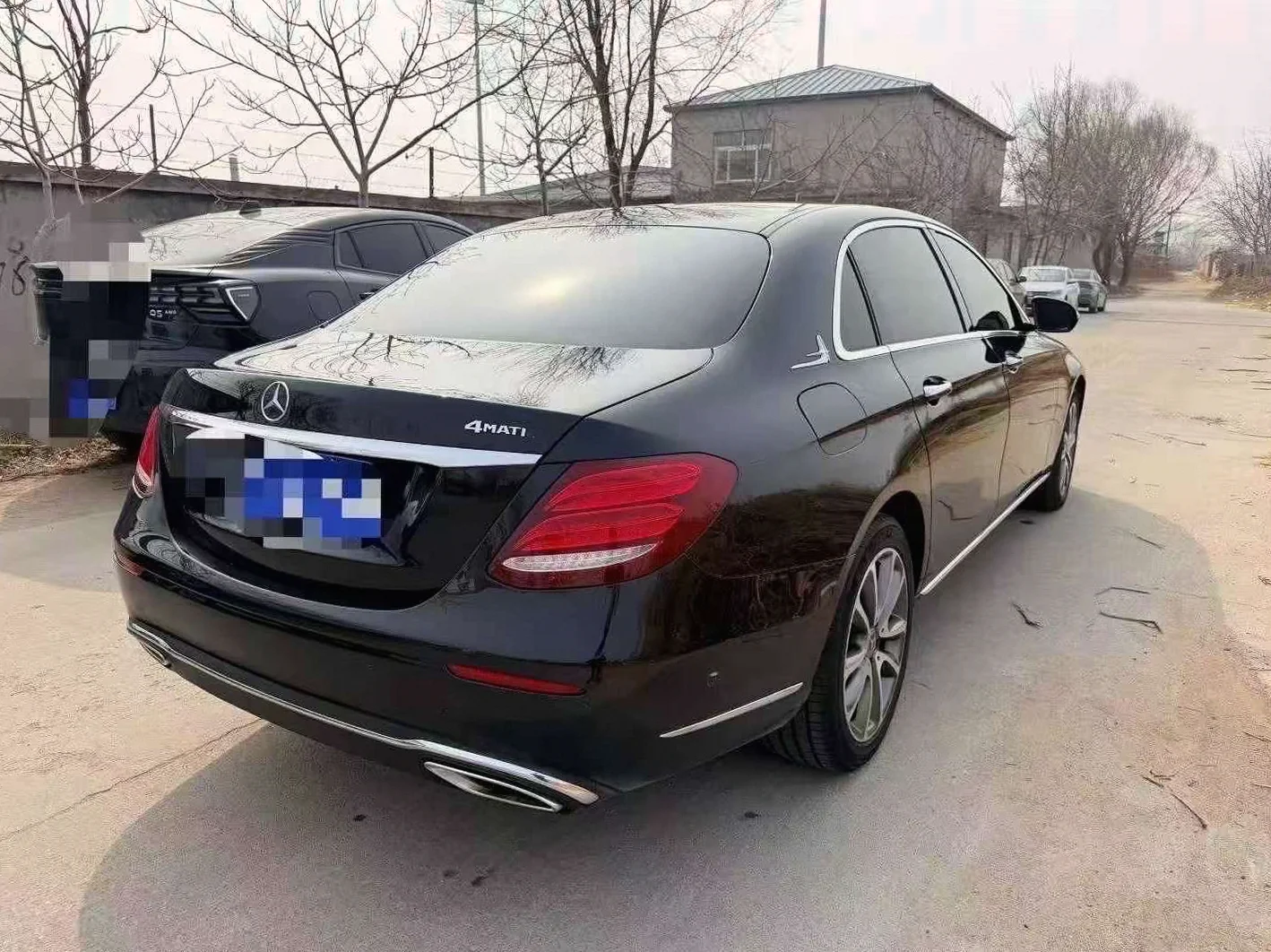 奔驰E 后面外观一