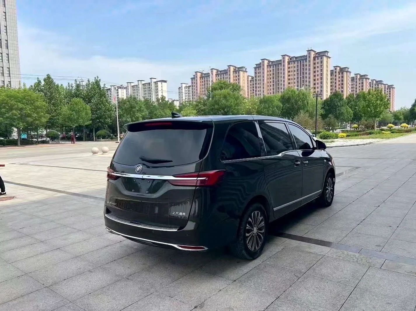 别克GL8 后面外观三