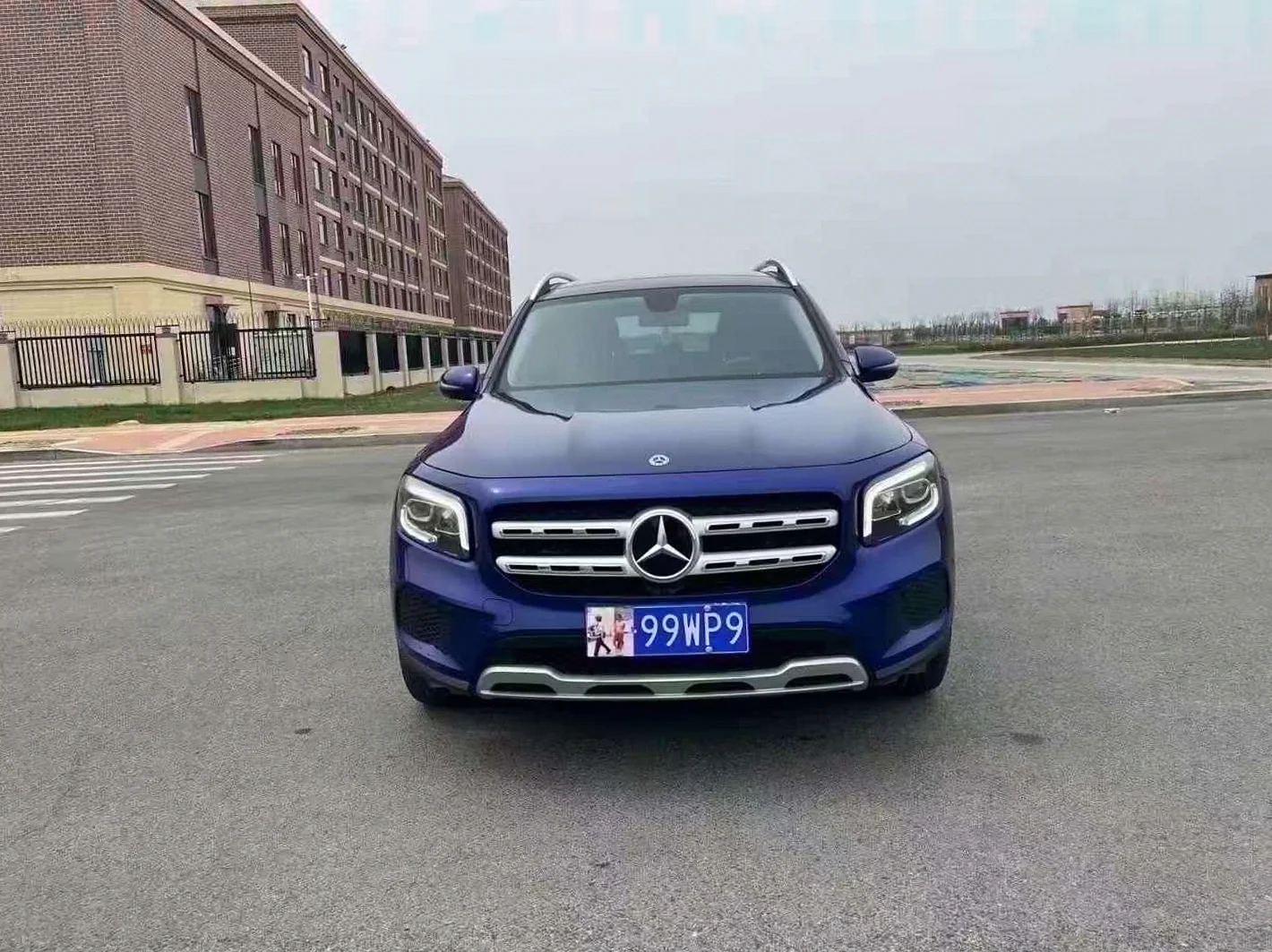 奔驰GLB 正面外观三