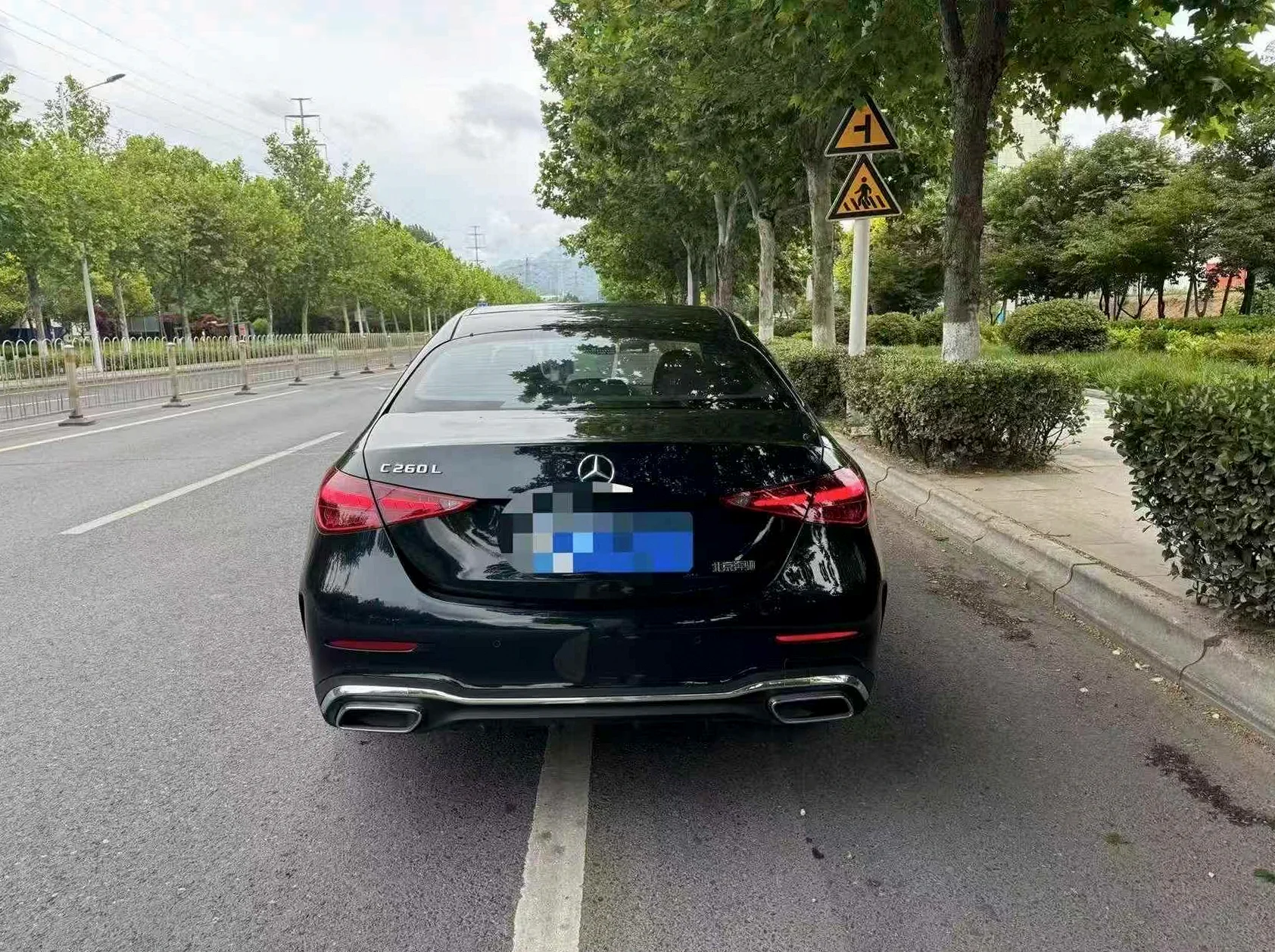 奔驰C 后面外观一
