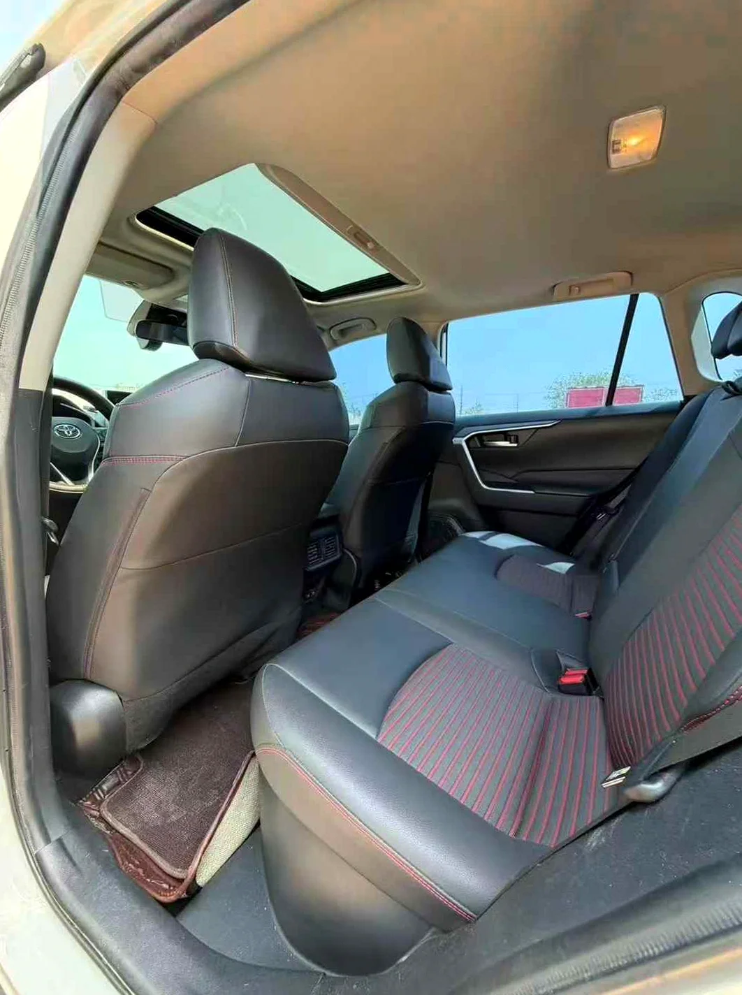 丰田RAV4 后面外观三